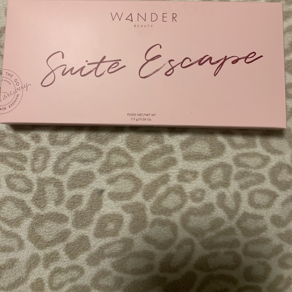 Wander Beauty Eyeshadow Palette in”Suite Escape” - Picture 2 of 2
